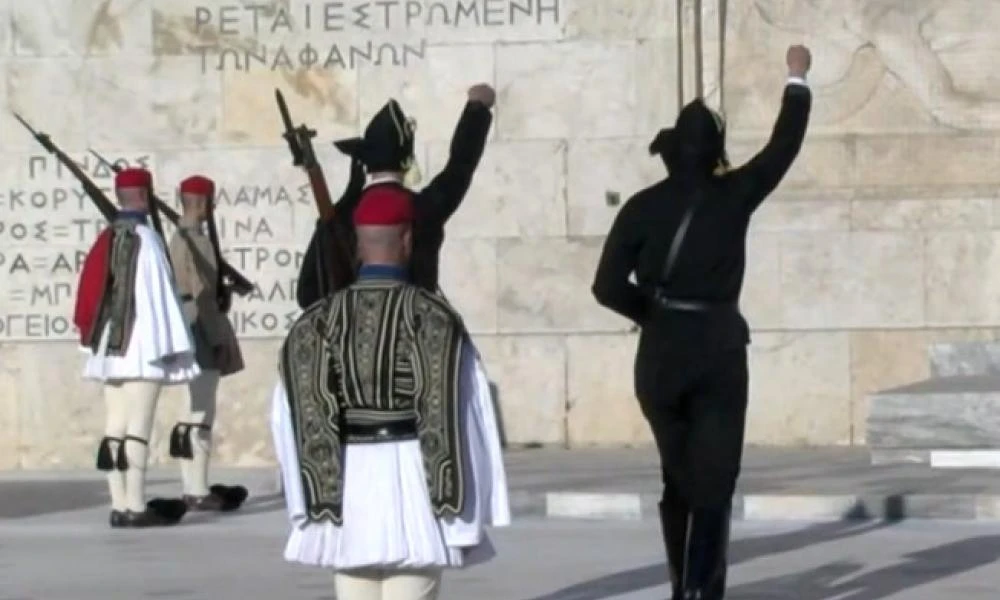 Γενοκτονία των Ποντίων: Aλλαγή φρουράς στον Άγνωστο Στρατιώτη με ποντιακές στολές (βίντεο)